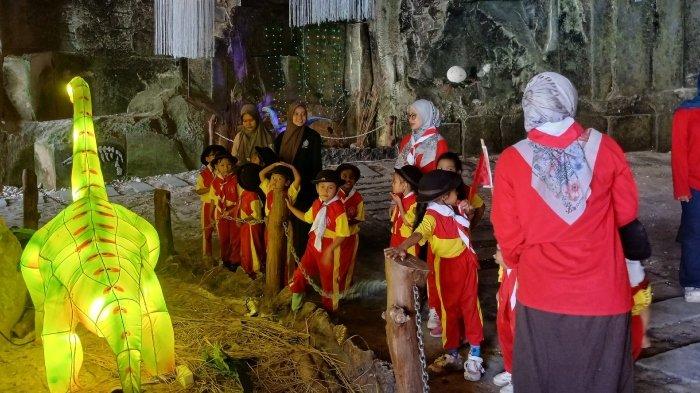 Pengunjung anak-anak berwisata di Wisata Gunung Pundut (WGP), Kecamatan Panceng, Kabupaten Gresik, Jawa Timur.