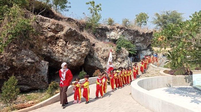 Pengunjung anak-anak berwisata di Wisata Gunung Pundut (WGP), Kecamatan Panceng, Kabupaten Gresik, Jawa Timur.