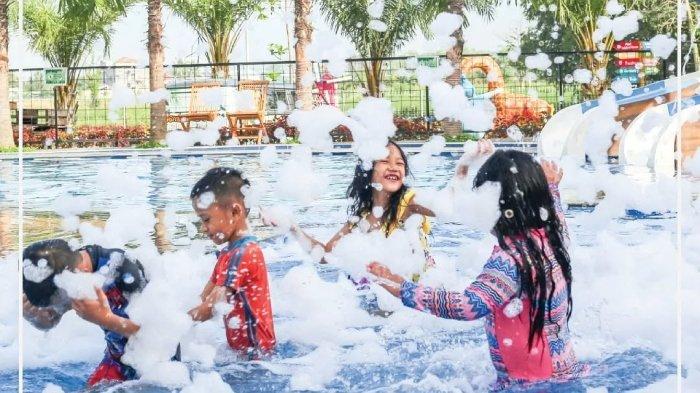 Pengunjung anak-anak menikmati wisata bermain di Jember Mini Zoo.