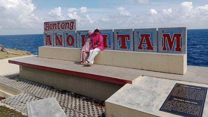 Pengunjung asal medan foto di tugu Anoi Itam Sabang, Senin (19/2/2023). Benteng Anoi Itam atau Benteng Jepang merupakan destinasi wisata favorit bagi wisatawan yang berkunjung ke Sabang