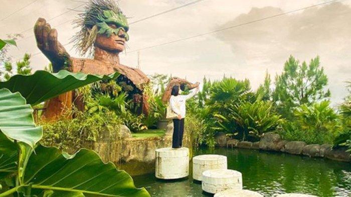 Pengunjung berfoto di spot instagramable Dusun Semilir, Kabupaten Semarang, Jawa Tengah.