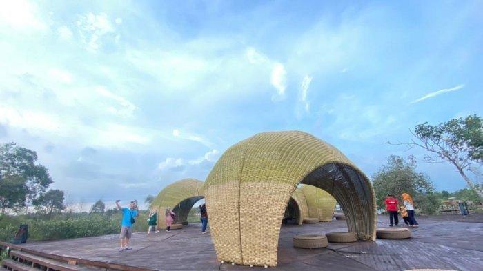 Pengunjung berfoto di objek wisata Dermaga Kirana atau Rumah Keong yang terletak di Desa Lenggang, Kecamatan Gantung, Kabupaten Belitung Timur.