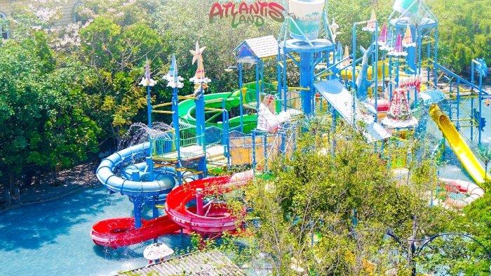 Pengunjung bermain Tornado & Boomerang Slide, wahana favorit di Atlantis Land Surabaya, Jawa Timur.