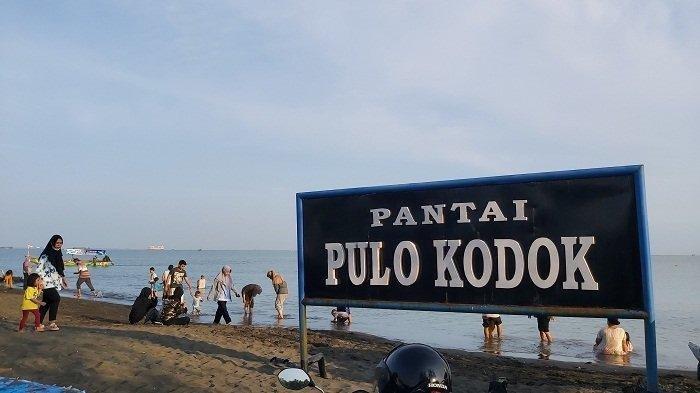 Pengunjung bermain air di pantai Pulo Kodok, Kota Tegal, Jawa Tengah.