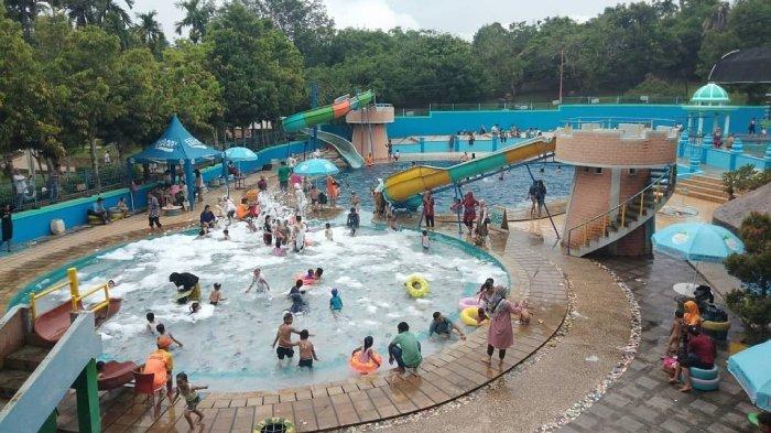 Pengunjung bermain di kolam renang Kampoeng Radja, tempat wisata ramah keluarga di Kecamatan Kota Baru, Kota Jambi, Jambi.