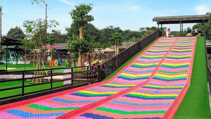 Pengunjung bermain wahana permainan di The Nice Park Rumpin, tempat wisata baru di Kabupaten Bogor, Jawa Barat.