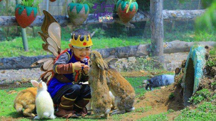 Pengunjung berwisata di Fairy Garden, tempat wisata di Lembang, Bandung Barat, Jawa Barat yang bak negeri dongeng.