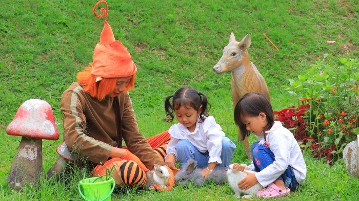 Pengunjung berwisata di Fairy Garden, tempat wisata di Lembang, Bandung, Jawa Barat yang bak negeri dongeng.