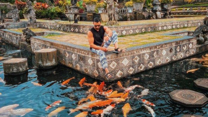 Pengunjung berwisata di Taman Air Tirta Gangga, tempat wisata di Kecamatan Abang, Kabupaten Karangasem, Bali.