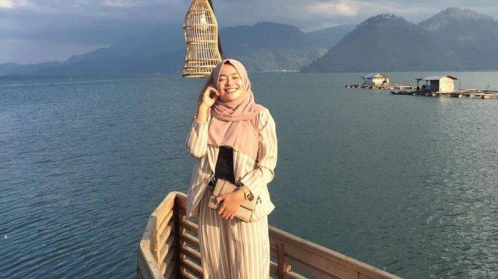 Pengunjung berwisata di Tambatan Perahu Lot Kala, tempat wisata yang terletak di Desa Lot Kala, Kecamatan Kebayakan, Kabupaten Aceh Tengah, Aceh.