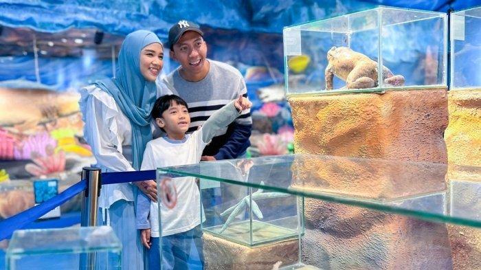 Pengunjung berwisata ke Sea World Ancol, tempat wisata dengan oceanarium hits di Jakarta Utara, Jakarta.