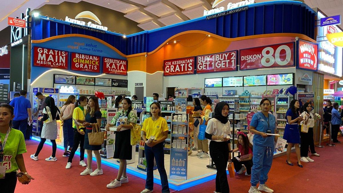 Pengunjung booth KFA di PRJ 2024 akan disambut dengan desain booth modern yang bernuansa neon garden light.