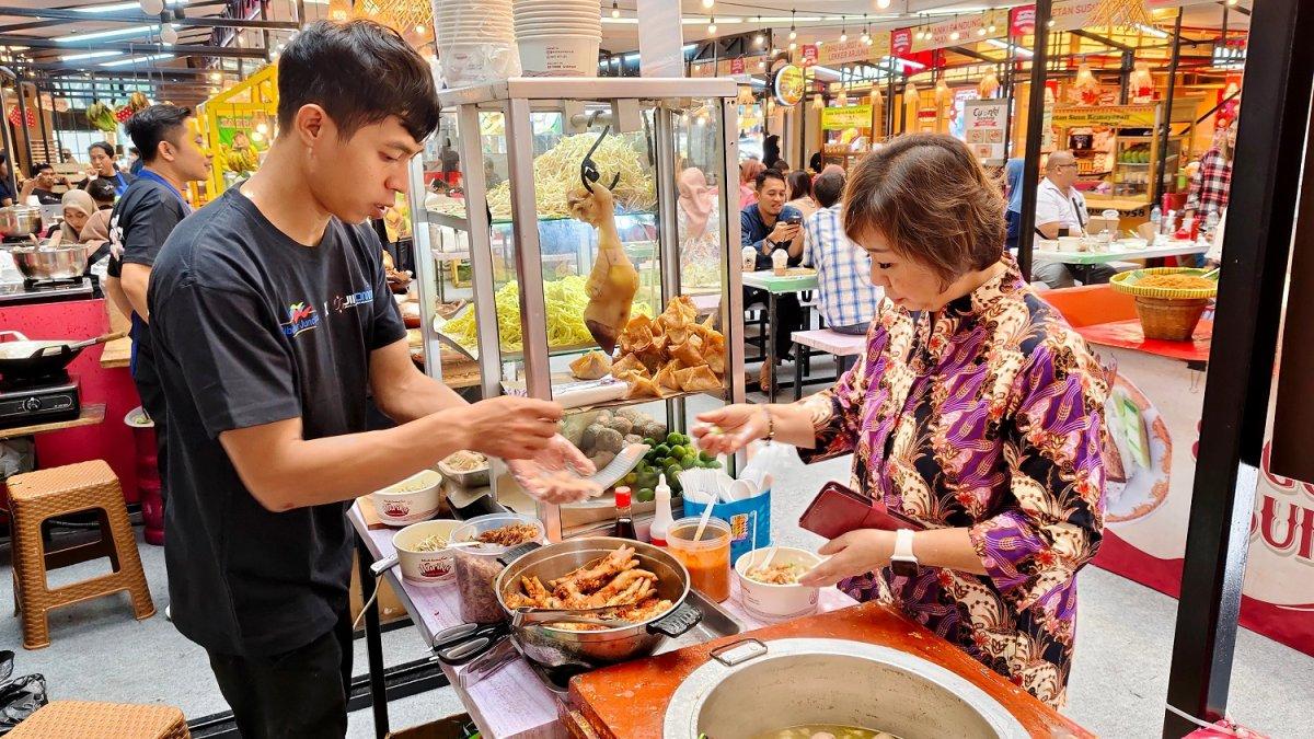 Pengunjung yang memesan makanan di Festival Kampung Kuliner Nusantara, Cibubur Junction, Jakarta Timur