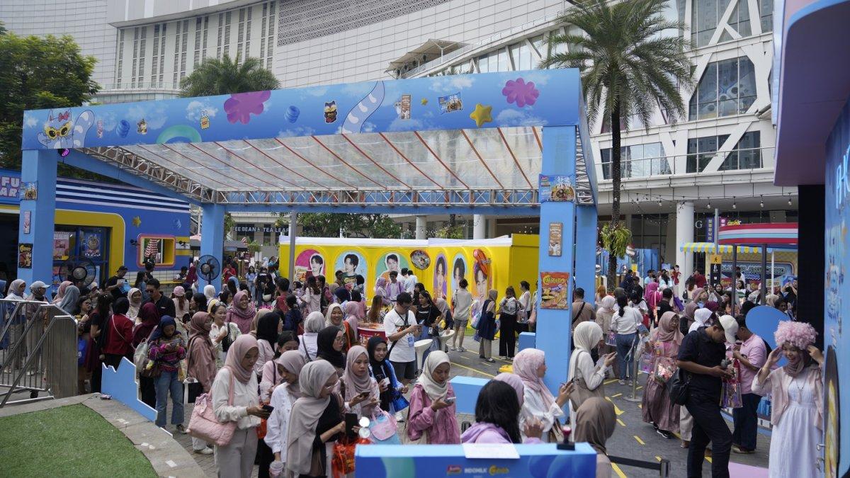 Pengunjung di K-Fun Fest 2025, festival bertema Korea yang berlangsung selama dua hari pada 10–11 Mei 2025