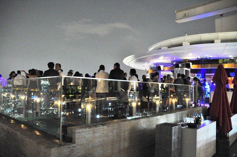 Pengunjung di Marina Bay Sands SkyPark Singapura