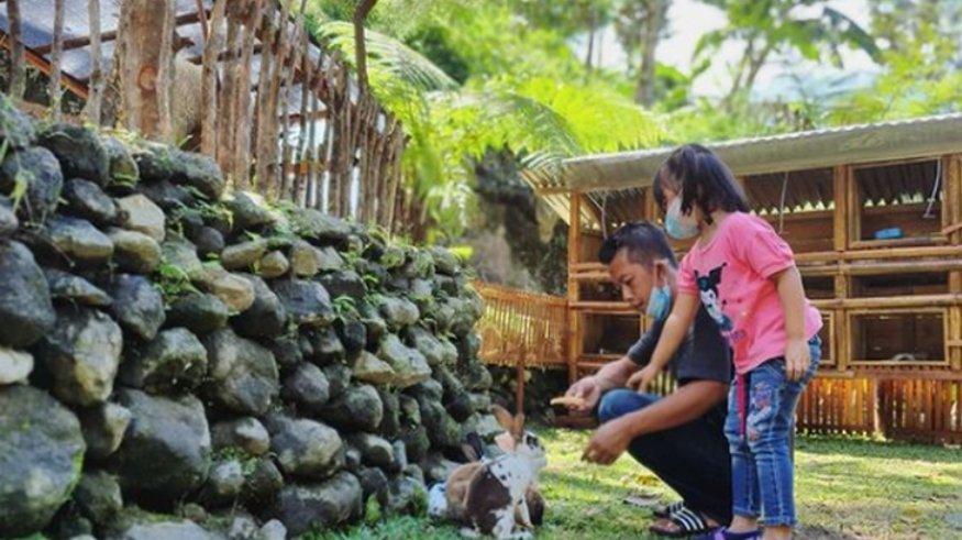 Pengunjung di Taman Satwa Kemuning, Ngargoyoso, Karanganyar.