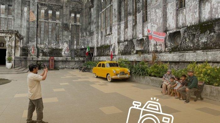 Pengunjung lagi foto-foto di Rasamadu Heritage, tempat wisata di Kartasura Jawa Tengah yang dulunya adalah The Heritage Palace.
