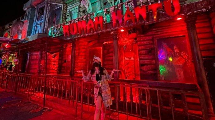 Pengunjung liburan ke Batu Night Spectacular. Tempat wisata ramah keluarga di Kota Batu, Jawa Timur ini menawarkan puluhan wahana permainan seru dan menantang yang menarik untuk dicoba.