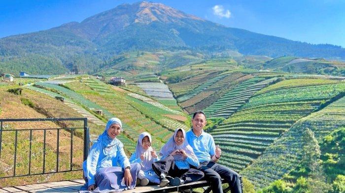 Pengunjung liburan ke Silancur Highland dan berfoto dengan latar pegunungan.