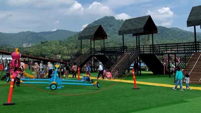 Pengunjung liburan ke The Nice Park Rumpin, tempat wisata baru di Kabupaten Bogor, Jawa Barat.