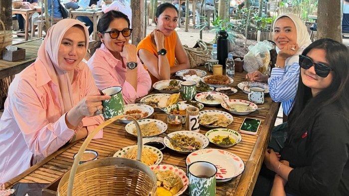 Pengunjung makan siang enak di Warung Tuman BSD Tangerang.