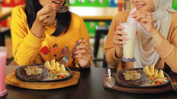 Pengunjung makan steak di Waroeng Steak and Shake. Berikut rincian daftar menu dan harga Waroeng Steak and Shake, restoran steak yang sudah hadir di 28 kota Indonesia.