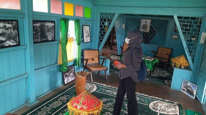 Pengunjung melihat bagian dalam Rumah Singgah Tuan Kadi, Daerah Wisata Kampung Bandar, Kelurahan Kampung Bandara, Kecamatan Senapelan, Pekanbaru, Riau.