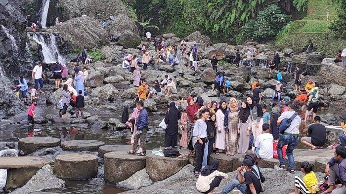 Pengunjung memadati Lokawisata Baturraden, Kabupaten Banyumas, Jawa Tengah di hari kedua Lebaran, Senin (24/4/2023).