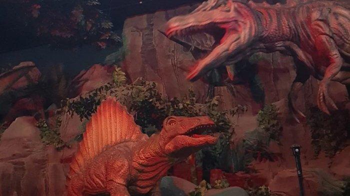 Pengunjung mengunjungi Dino Land, wahana favorit di Atlantis Land Surabaya, Jawa Timur.