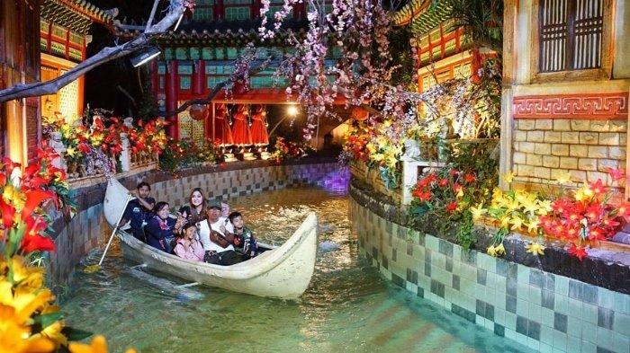 Pengunjung menikmati wahana Magic Journey di Malang Night Paradise, Kota Malang, Jawa Timur.