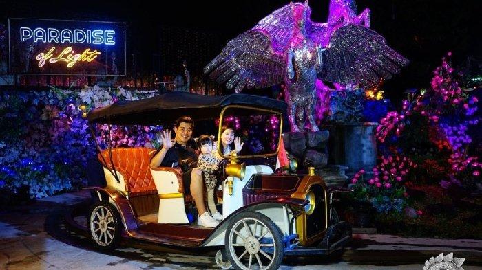 Pengunjung menikmati wahana seru di Malang Night Paradise, Kota Malang, Jawa Timur.