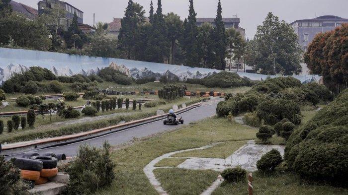 Pengunjung naik wahana Lembang Speedway di Floating Market, Lembang, Bandung, Jawa Barat.
