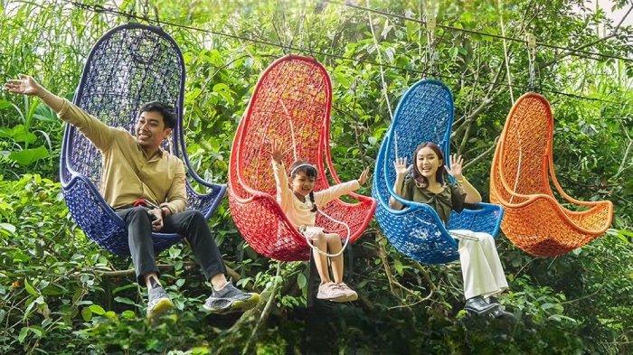 Pengunjung naik wahana flying basket di Obelix Village, Kecamatan Sleman, Kabupaten Sleman, Jogja.