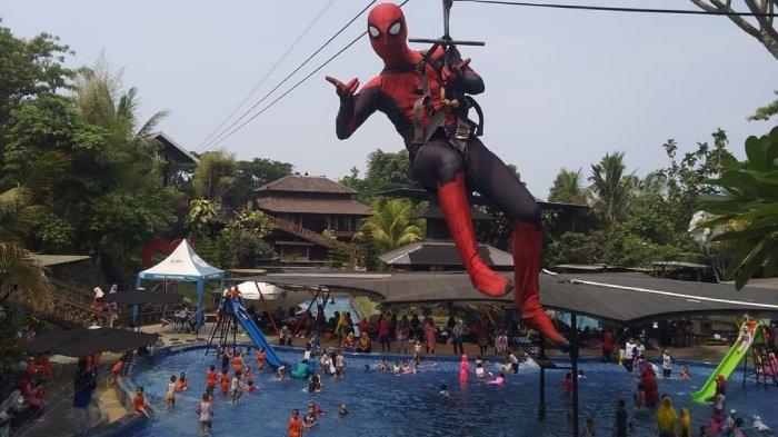 Pengunjung naik wahana flying fox di Makoya Kolam Renang Pandaan, Pasuruan, Jawa Timur.