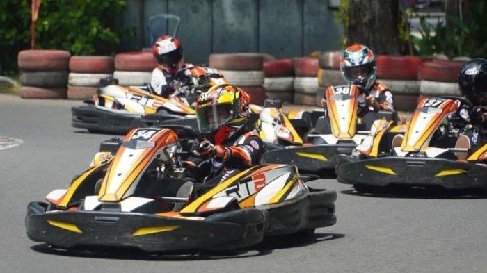 Pengunjung naik wahana gokart di Kids Fun Jogja, Kecamatan Piyungan, Kabupaten Bantul, Jogja.