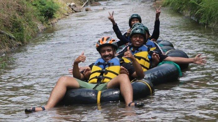 Pengunjung nyobain susur sungai di Batu Tubing Kota Batu, Jawa Timur.