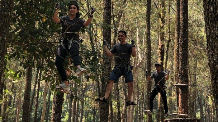 Pengunjung nyobain wahana flying fox di Kopeng Treetop Adventure Park di Semarang, Jawa Tengah.