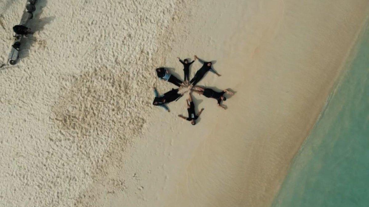 Pengunjung sedang menikmati keindahan Pulau Kalimantung.
