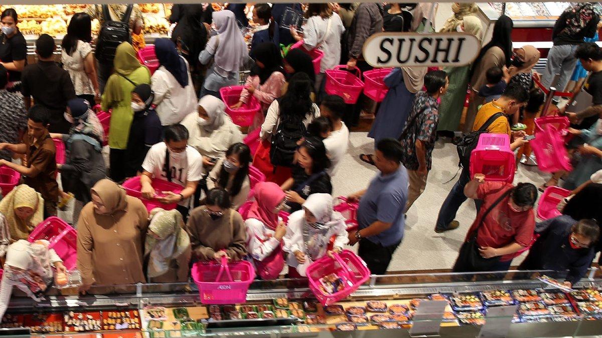 Pengunjung yang berburu kuliner khas Jepang saat grand opening Aeon CitraRaya Tangerang, Banten.