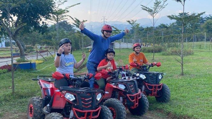 Pengunjung yang menaiki wahana ATV di Tepi Kota Healing.
