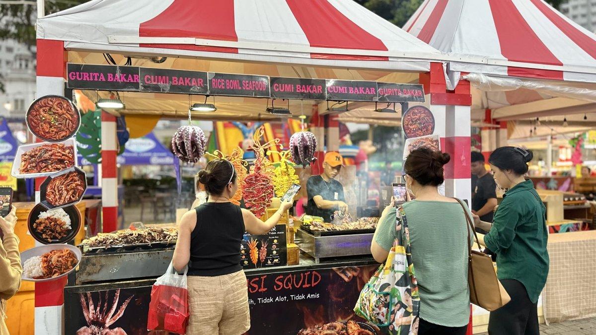 Pengunjung yang menikmati kuliner di Xplorasa Carnival, Summarecon Mall Serpong