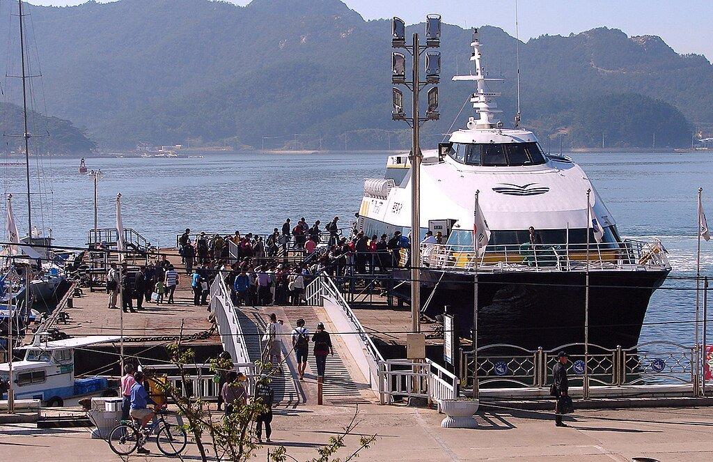 Pengunjung yang naik kapal feri di pelabuhan Mokpo, Korea Selatan.