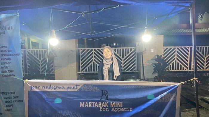 Nafisya Fitrysanni, penjual martabak mini di Jalan Flamboyan, Kecamatan Sario, Kota Manado, Sulawesi Utara, Minggu (5/11/2023).