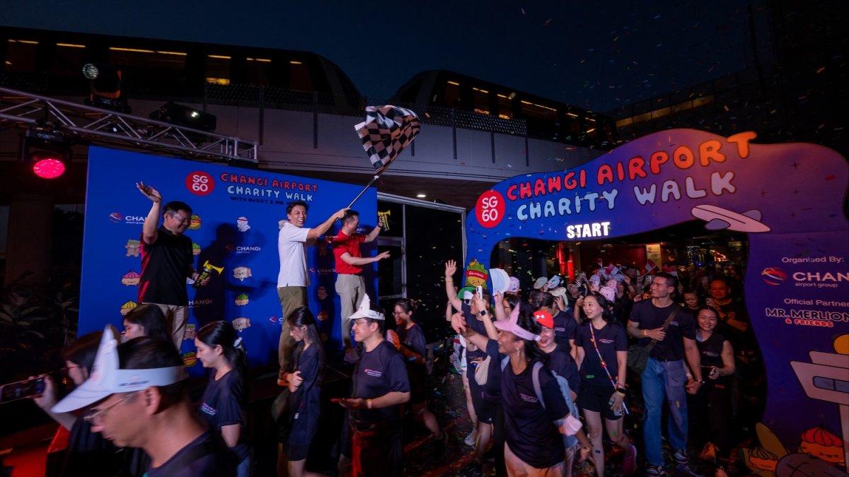 Penjabat Menteri Transportasi dan Menteri Senior Negara Keuangan, Jeffrey Siow (kedua dari kiri) meresmikan Jalan Amal Bandara Changi SG60.