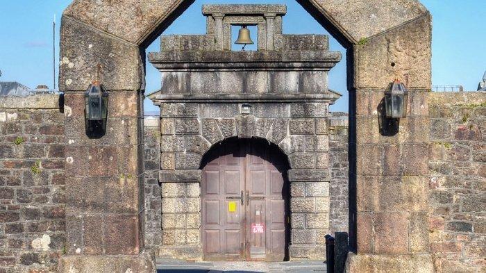 Penjara HMP Dartmoor atau Dartmoor Prison di Wiltshire, Inggris. Viral penjara di Wiltshire menjadi perhatian karena rela keluarkan uang ratusan juta rupiah untuk mengajari narapidana caranya menjentikkan jari.