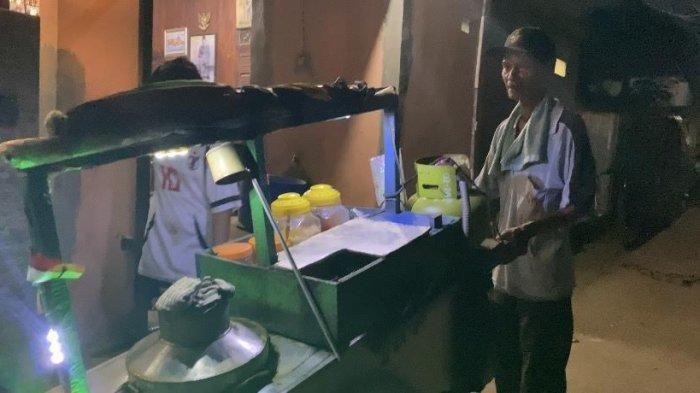 Daswan (62), salah satu penjual sekoteng gerobakan yang masih bertahan hingga kini. Ia biasa berjualan di kawasan Bojong Menteng, Rawalumbu, Bekasi, Jawa Barat.