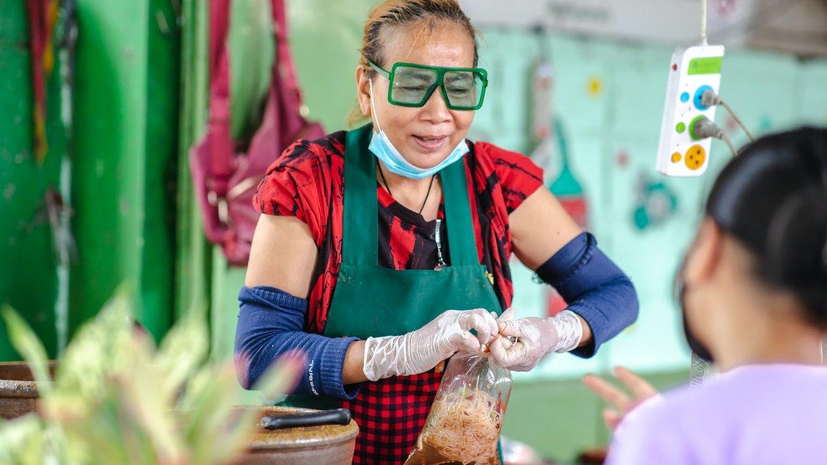 Penjual yang menyajikan Som Tam di Isaan Thailand