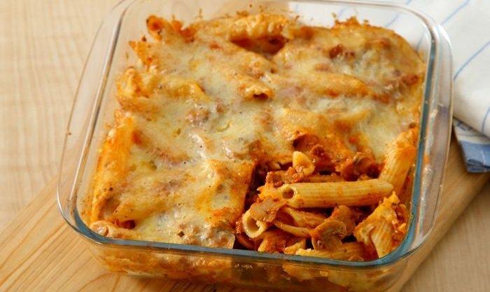 Penne panggang bolognese.