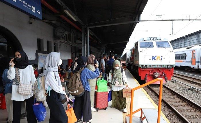 Ilustrasi penumpang kereta api pada masa angkutan Lebaran. PT Kereta Api Indonesia (Persero) telah membuka penjualan tiket kereta api pada periode angkutan Lebaran 2024.