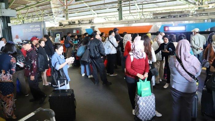 Penumpang kereta api antre di stasiun. Promo tiket kereta api hingga 20 persen untuk 24 perjalanan KA, dari KA Argo Bromo Anggrek hingga KA Lodaya.